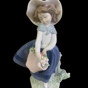 Lladro Pretty Pickings #05222 Statue Figurine With Original Box